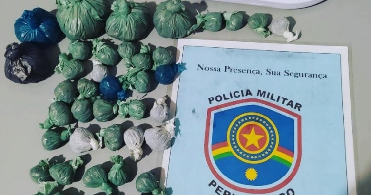 Serrita-PE polícias militares prendem homem por tráfico de drogas 40 papelotes de maconha