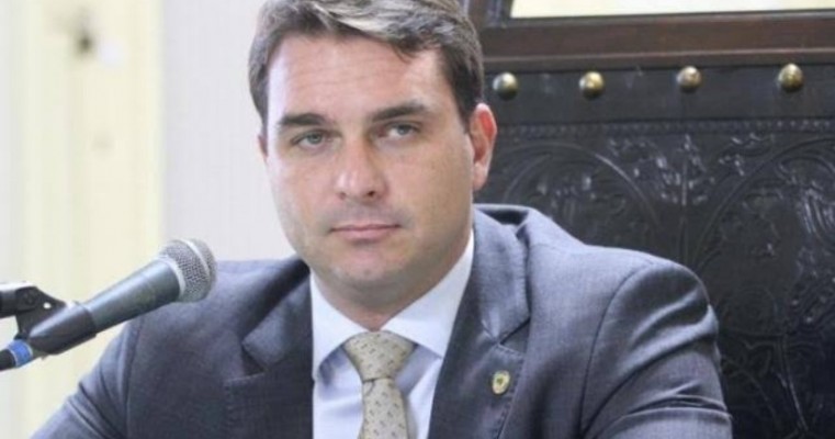 Flávio Bolsonaro renuncia ao cargo de terceiro secretário da Mesa do Senado