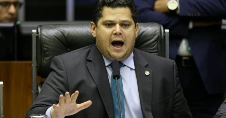 Alcolumbre leva candidato a presidente do Senado para receber bênção de Bolsonaro