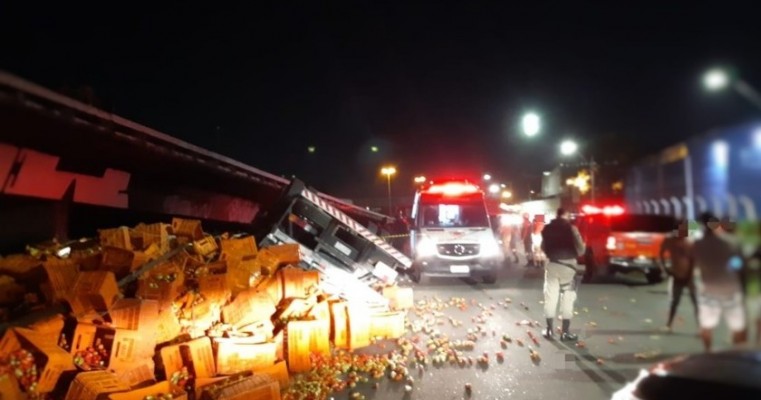Caminhão carregado de tomate tomba na BR-101 e motorista morre preso às ferragens, no Recife