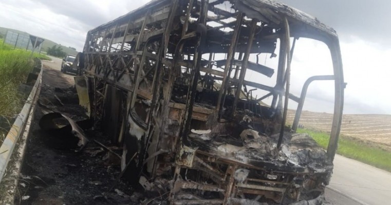Passageiros vivem momentos de terror em ônibus incendiado na Zona da Mata Sul de Pernambuco