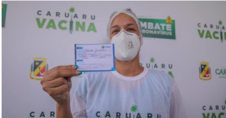 Técnica de enfermagem é 1ª pessoa vacinada em Caruaru