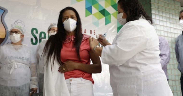 Profissional de saúde é a 1ª vacinada em Serra Talhada