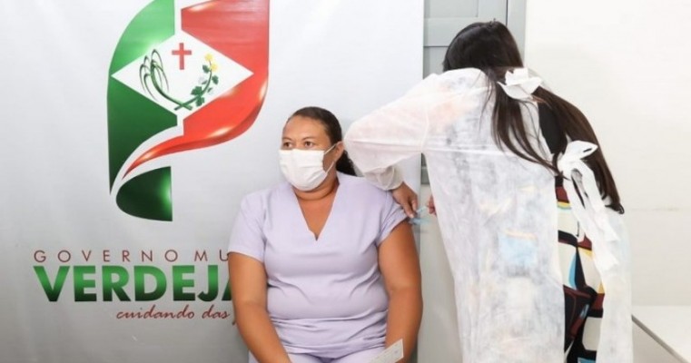 Apenas profissionais no enfrentamento à covid-19 serão vacinados em Verdejante, diz prefeito