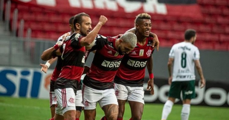 Flamengo vence Palmeiras e segue na luta pelo título