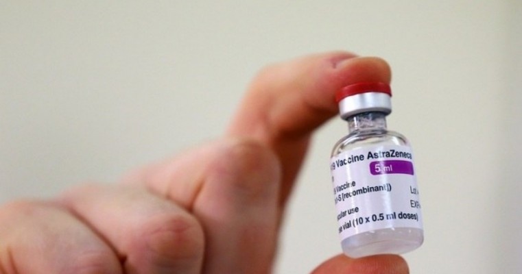 Após negociações, doses da vacina da Índia chegam hoje ao país