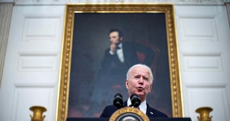 Biden lança plano de auxílio a famílias e empresas
