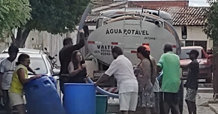 Sem água nas torneiras, moradores do Divino Espírito Santo recebem abastecimento por caminhão-pipa