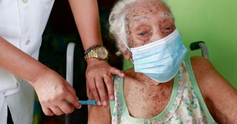 Vacinação contra Covid-19: mulher que perdeu filha se emociona, e idosa de 114 anos é imunizada no Grande Recife