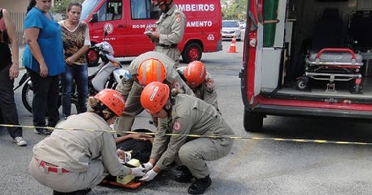 Colisão entre veículo e motocicleta em avenida de Serra Talhada deixa uma mulher ferida