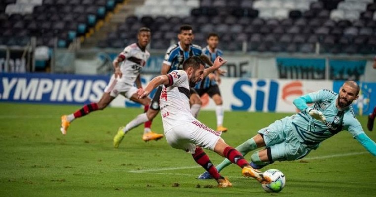 Flamengo vira sobre o Grêmio no segundo tempo e vence na Arena