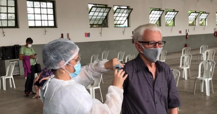 Onildo Almeida é vacinado pela neta em Caruaru
