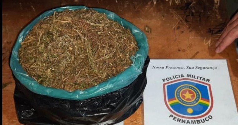 Serra Talhada: Homem é preso com 1kg de maconha ao tentar empreender fuga da policia