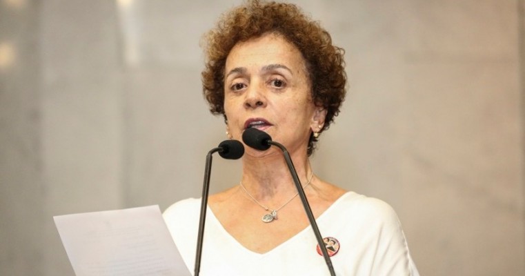 Laura Gomes sai em defesa de João Campos