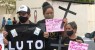 Familiares de bebê que nasceu morta protestam em frente ao Hospital Dom Malan, em Petrolina