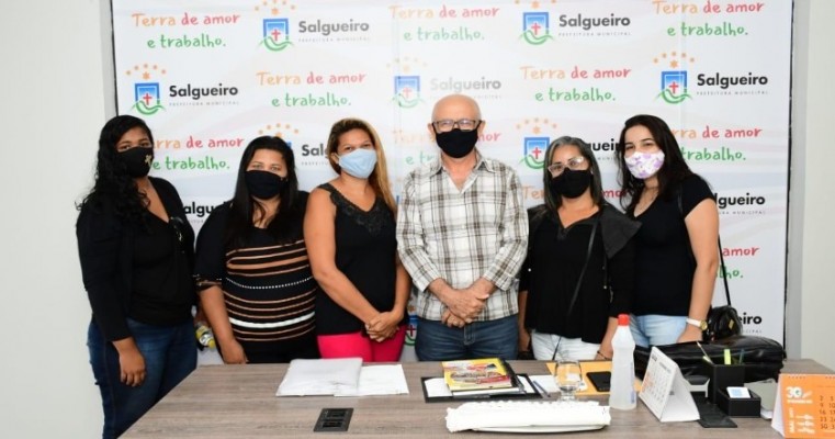 Salgueiro: Professores são recebidos pelo prefeito Dr Marcondes Sá durante ato de protesto