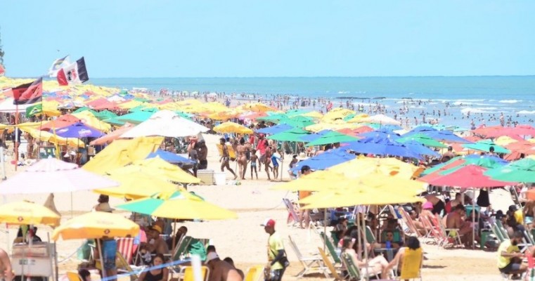 Sem Carnaval, população de Recife vai à praia para aproveitar o domingo