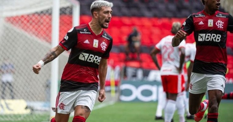 Flamengo vence Inter de virada e assume a liderança do Brasileiro