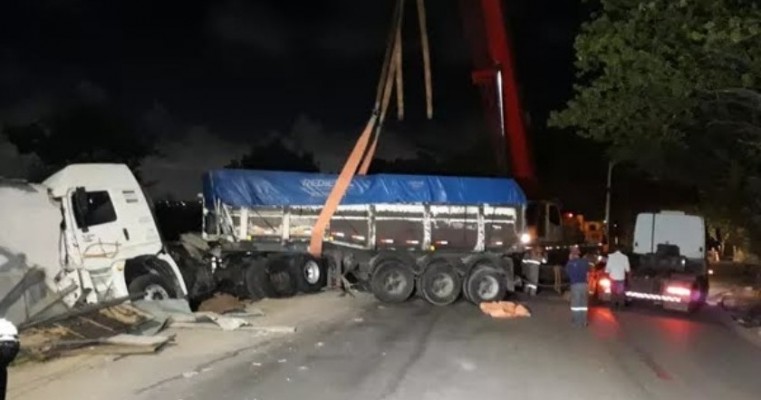 Caminhão atinge duas casas em Paulista após motorista perder controle da direção