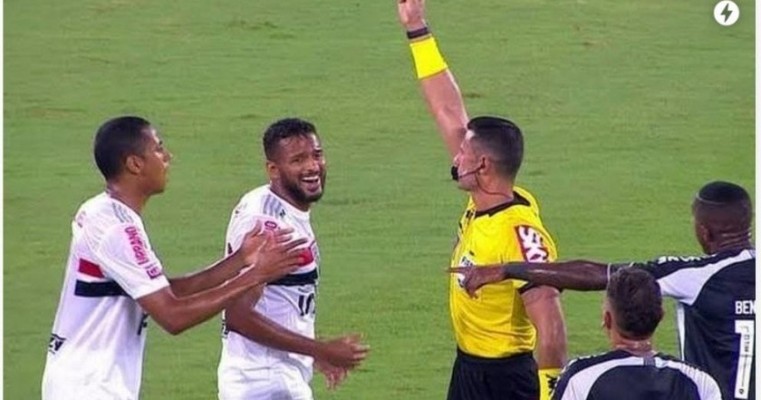 Reinaldo é expulso, e São Paulo perde dois laterais-esquerdos para jogo contra o Flamengo