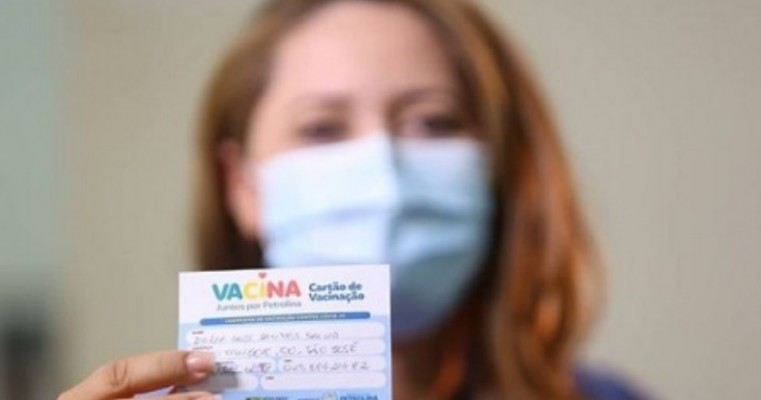 Secretaria de Saúde de Petrolina começa a vacinar trabalhadores da saúde que atuam em clínicas