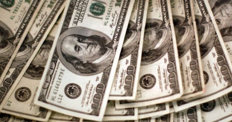 Dólar ultrapassa R$ 5,70, mas desacelera após intervenção do BC