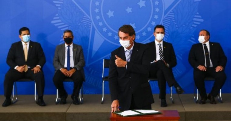Criticado por Lula, Bolsonaro usa máscara e abraça discurso pró-vacina