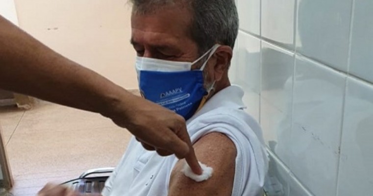 Deputado federal Gonzaga Patriota é vacinado contra a Covid-19 em Brasília