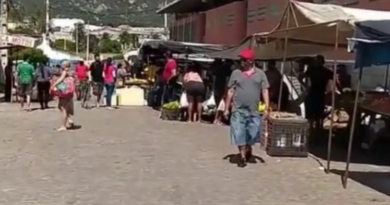 Cidadão mostra ausência de distanciamento entre barracas na feira livre de Salgueiro