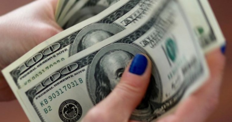 Dólar fecha praticamente estável com pressões do exterior