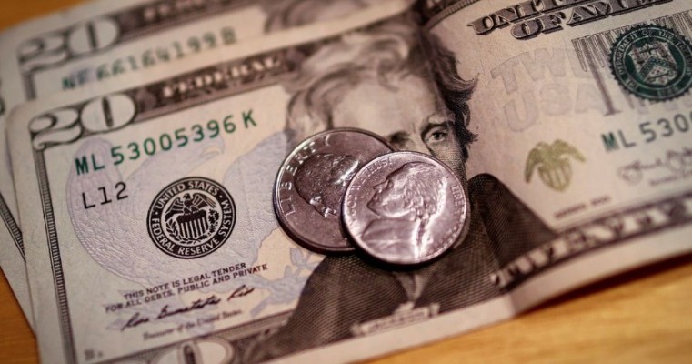 Dólar fecha em R$ 5,60 e atinge menor valor em duas semanas