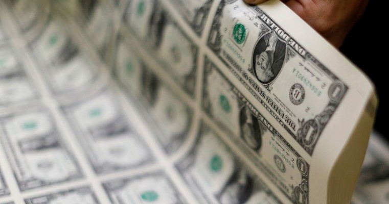 Dólar sobe para R$ 5,67, mas cai 0,81% na semana