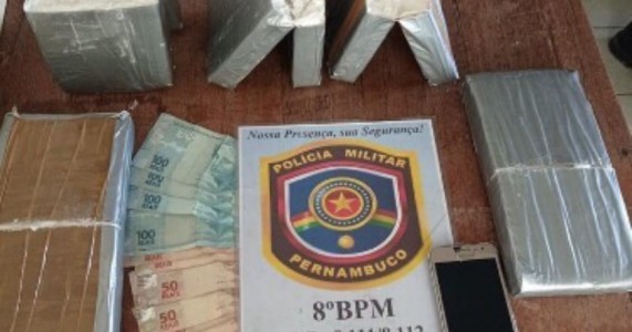 POLICIAIS APREENDEM GRANDE QUANTIDADE DE ENTORPECENTE EM VAN QUE FAZ LINHA SALGUEIRO A PARNAMIRIM