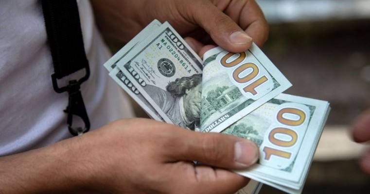 Dólar cai para R$ 5,22 e renova mínima desde janeiro