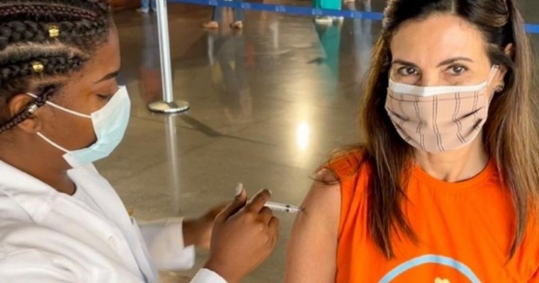 Fátima Bernardes toma vacina contra a Covid-19: 'Muito emocionada'