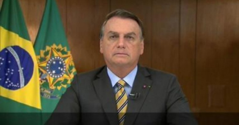 Bolsonaro enfatiza vacinação e critica isolamento em fala à TV