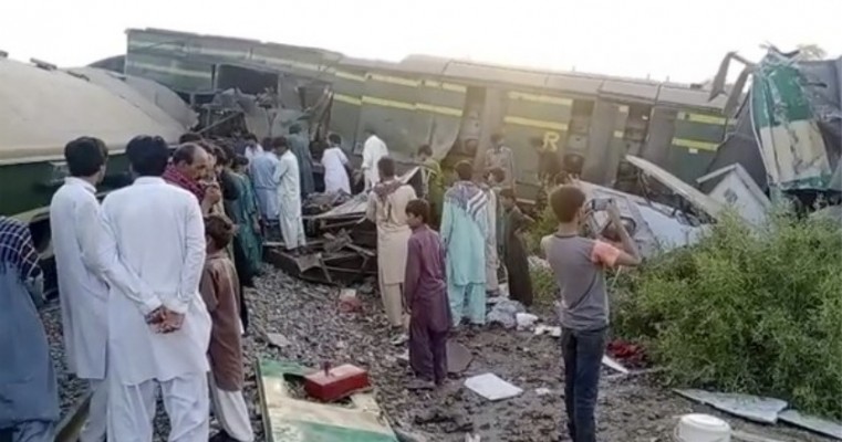 Colisão entre dois trens deixa pelo menos 35 mortos no Paquistão