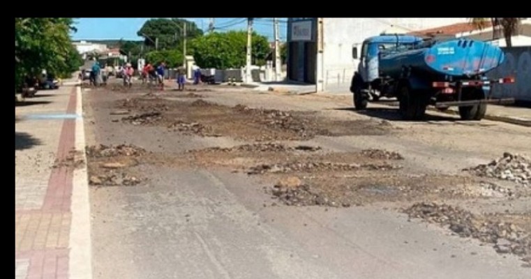 Secretaria de Infraestrutura de Cabrobó inicia serviço de restauração da principal avenida da cidade