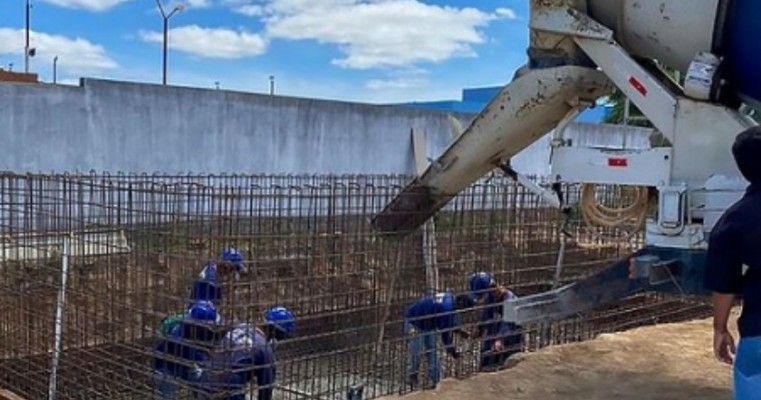 Prefeito de Exu e assessor do Governo do Estado vistoriam obra de construção de Escola Técnica Estadual