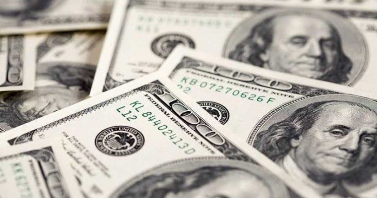 Dólar sai de mínimas abaixo de R$5,00 e fecha em alta após projeção de aperto do Fed