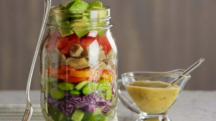 Salada no pote de vidro: opção prática para refeições saudáveis