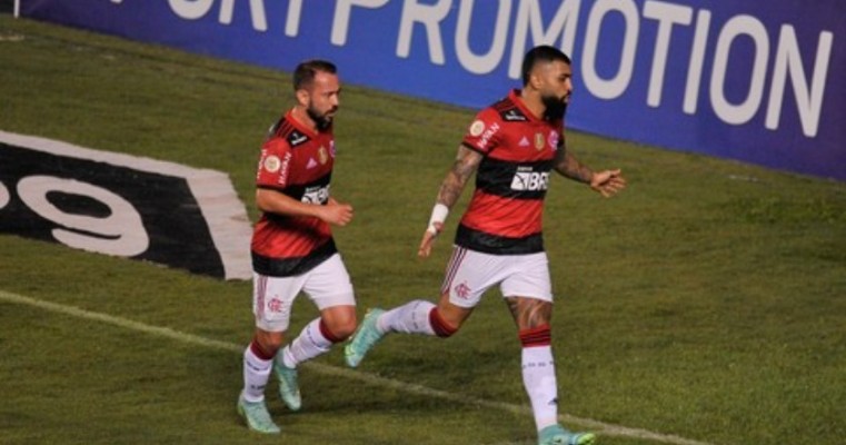 Com três de Gabigol, Flamengo amassa o Bahia e entra no G-6