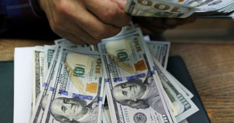 Dólar fecha estável, mas acumula alta de 1,86% na semana