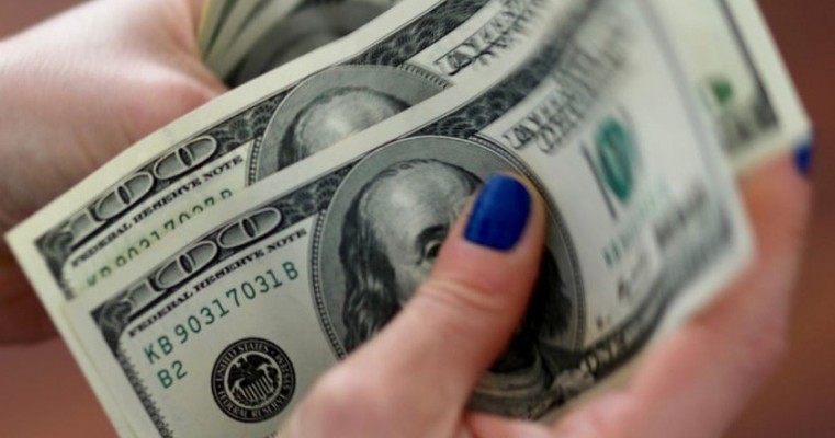 Dólar cai e fecha a R$ 5,24, motivado pelos Estados Unidos