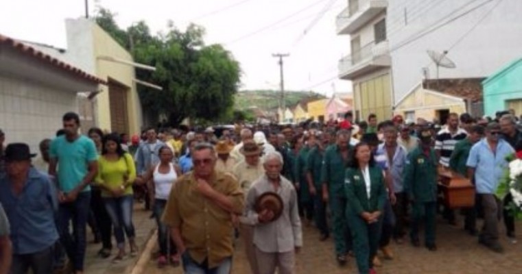 Comoção durante enterro do refém morto durante investida ao carro-forte em Santa Cruz da Baixa Verde