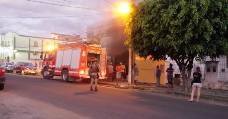 9° GBM COMBATE INCÊNDIO EM CLÍNICA POPULAR EM SENHOR DO BONFIM