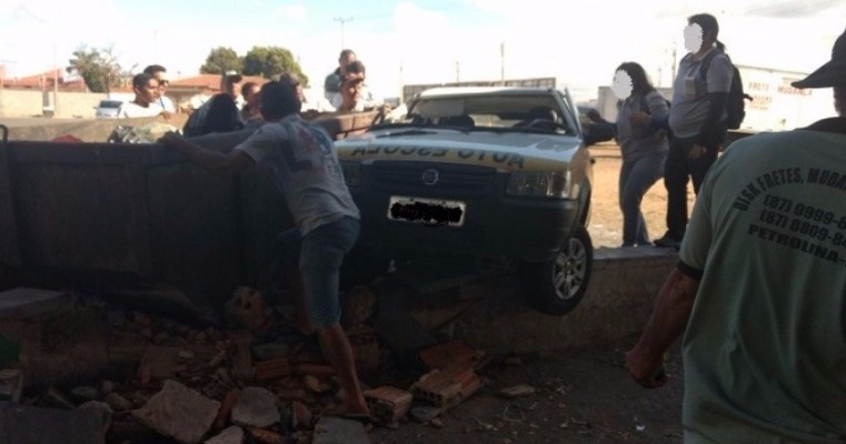 Petrolina: aluno de Auto Escola perde o controle do veículo e sobe mureta no Pátio da Feira da Cohab Massangano