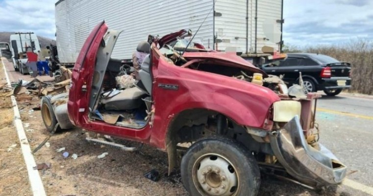 Colisão entre veículos deixa três mortos e dois feridos na BR-116, em Salgueiro