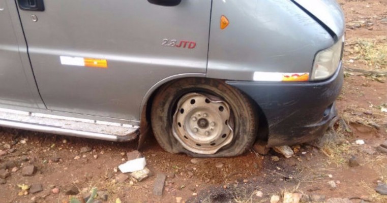 Van desce aterro de dois metros de altura para desviar de animal na pista em Floresta, PE