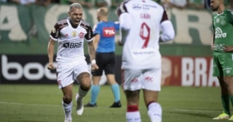 ﻿Flamengo tropeça na Chape em jogo com polêmicas de arbitragem- Blog do Francisco Brito